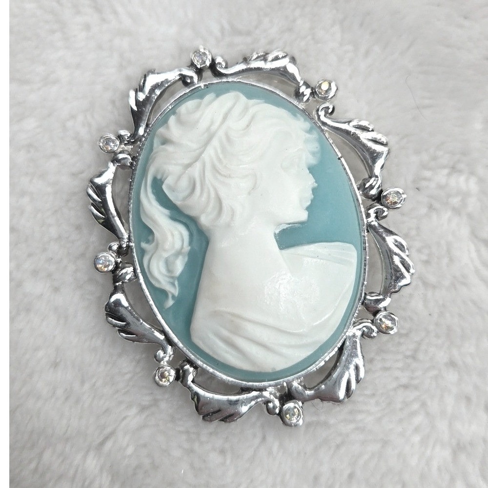 AAi Cameo Brooch Aqua Blue White Profile Vintage Style Rhinestone Silver-Toned